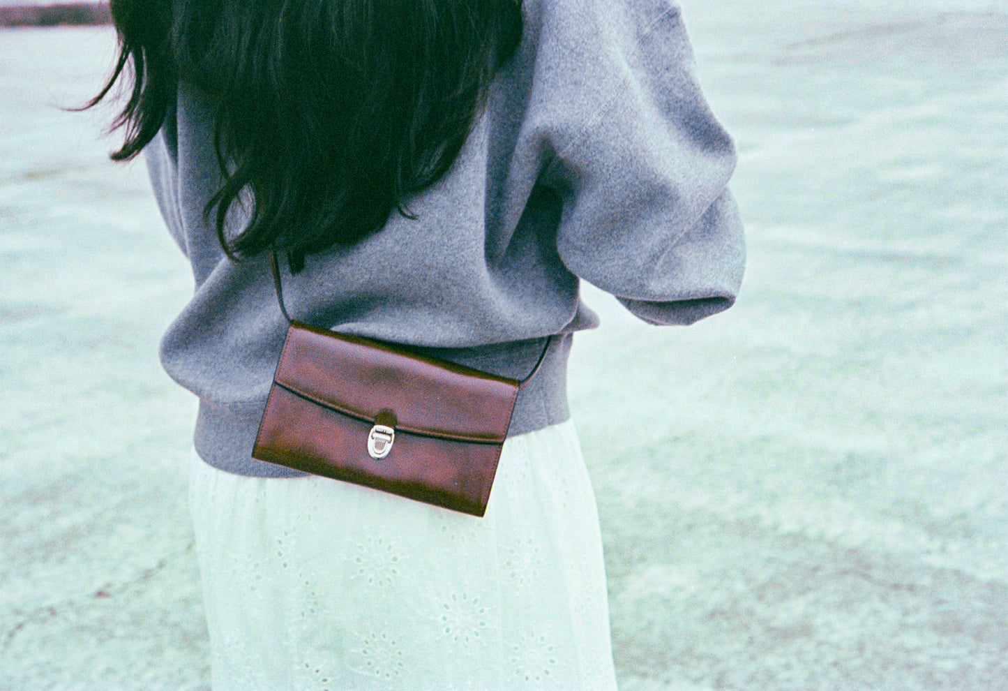 PORTE CARTES LOQUET ÉPAULE BROWN
