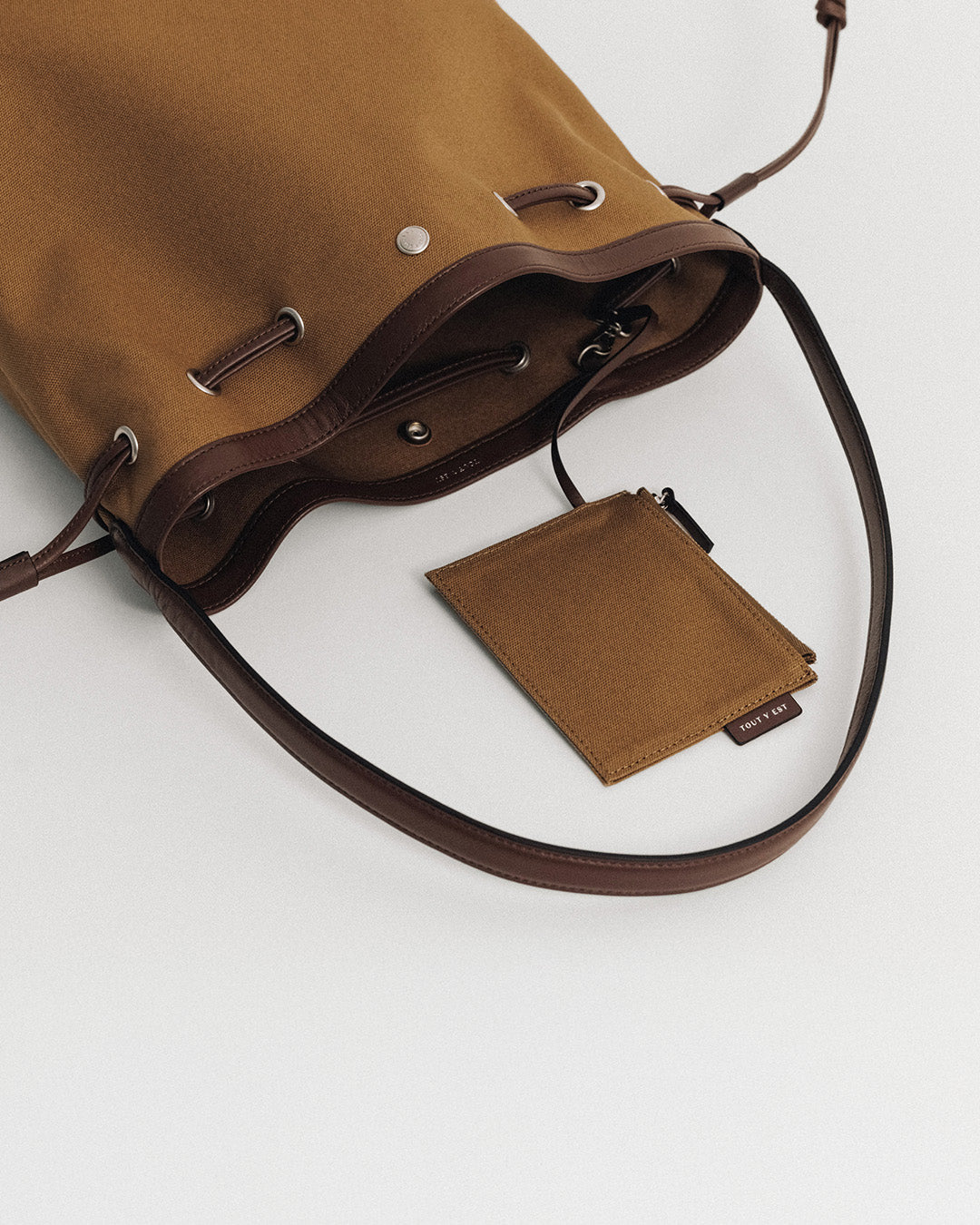 SAC COQUILLE BUCKET TAN – TOUT Y EST EN