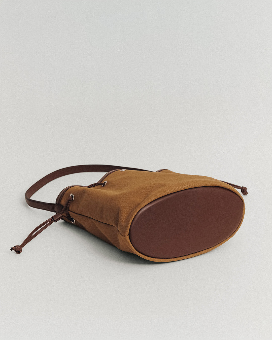 SAC COQUILLE BUCKET TAN – TOUT Y EST EN