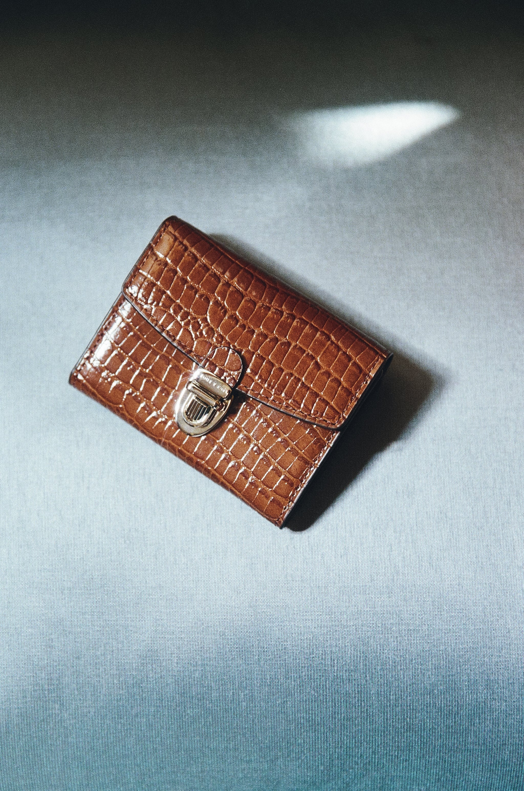 PORTE CARTES LOQUET CROCO BROWN – TOUT Y EST EN PORTE CARTES LOQUET CROCO BROWN – TOUT Y EST EN
