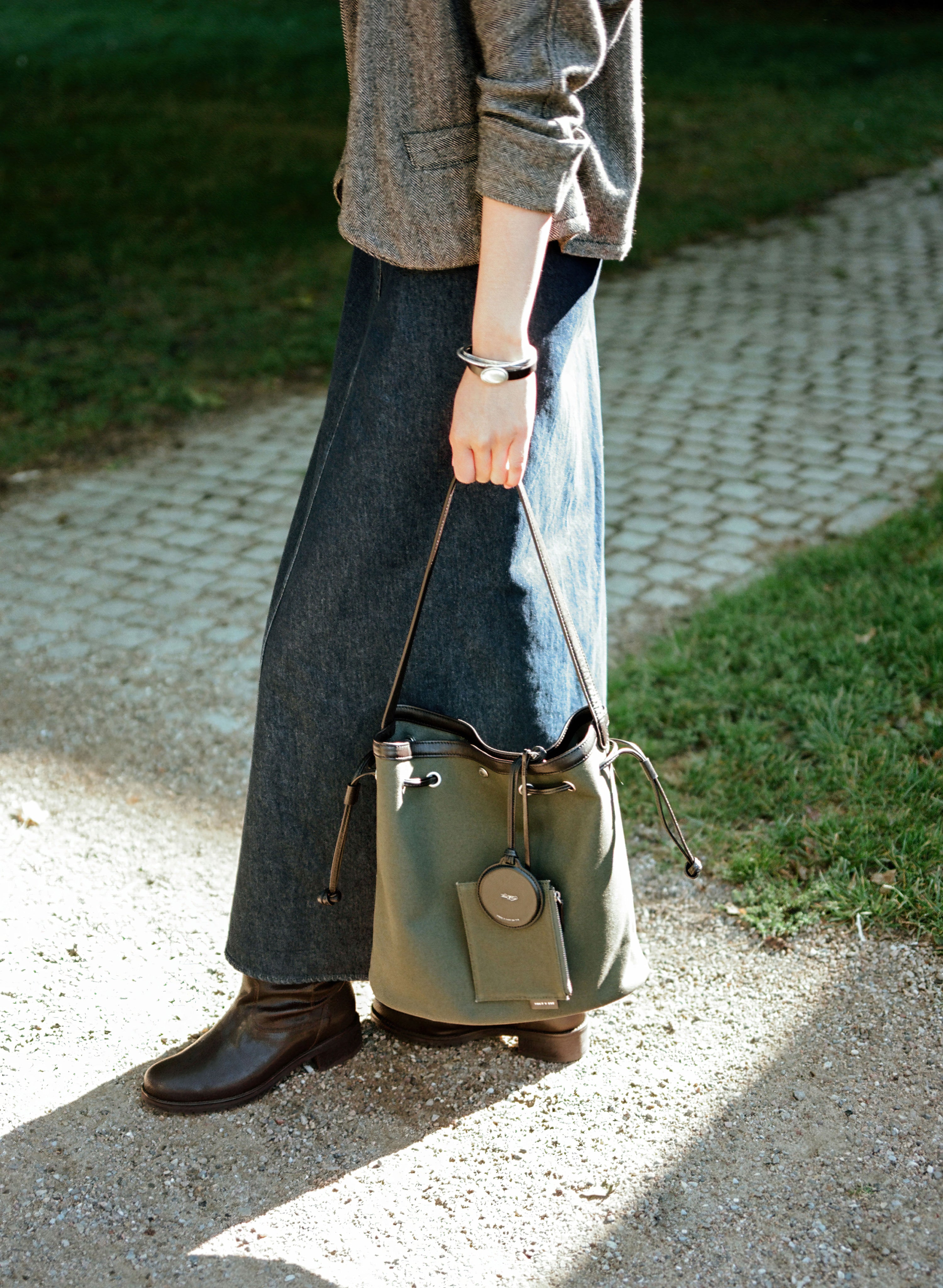 【新品】TOUT Y EST SAC TONNEAU SMALL 新品】TOUT Y EST SAC TONNEAU SMALL TOUT Y EST】SAC TONNEAU