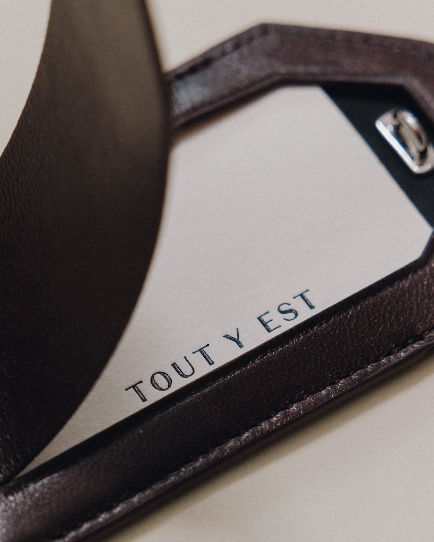 VOYAGE ÉTIQUETTE BROWN