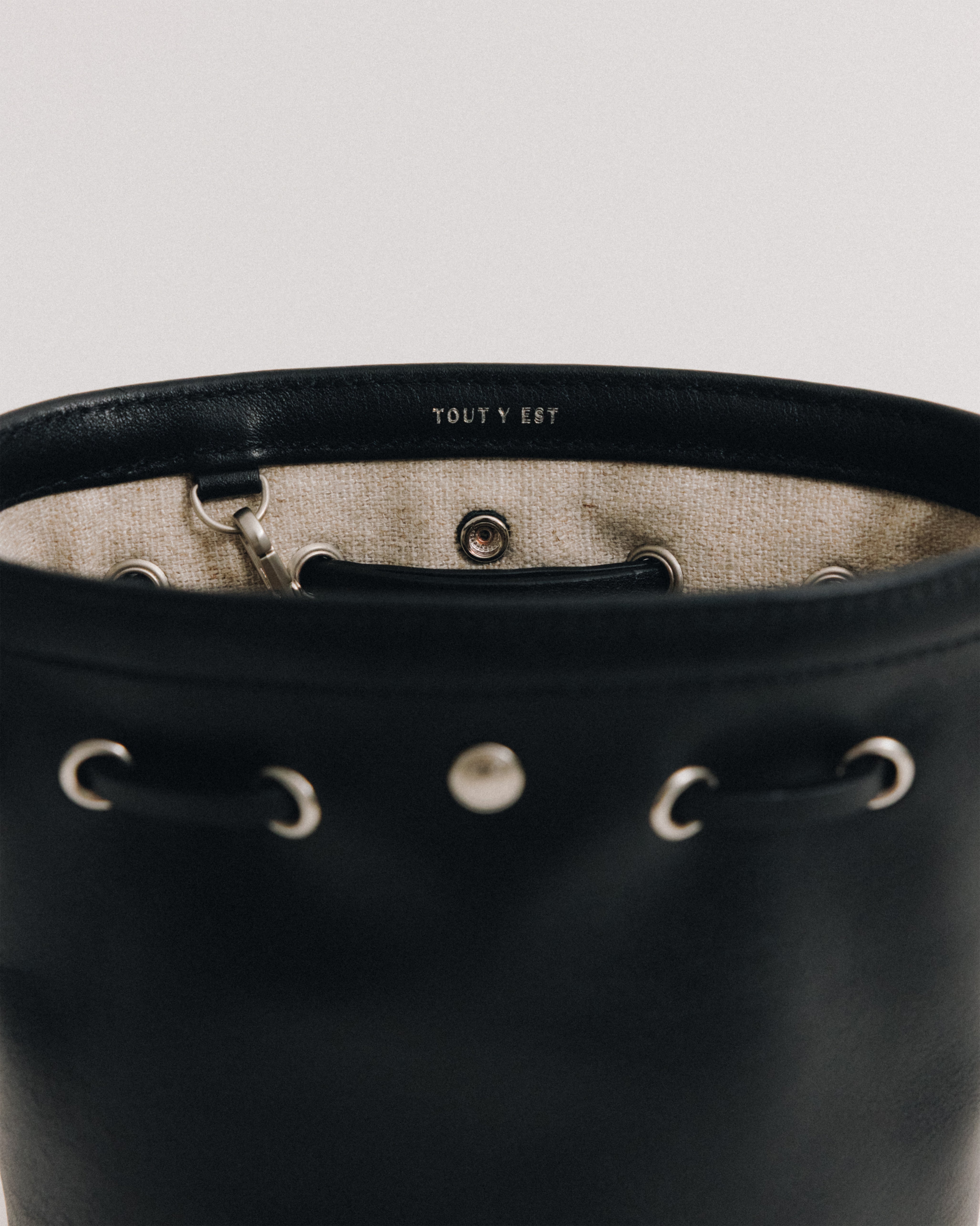 SAC COQUILLE BUCKET MINI SOFT BLACK – TOUT Y EST EN