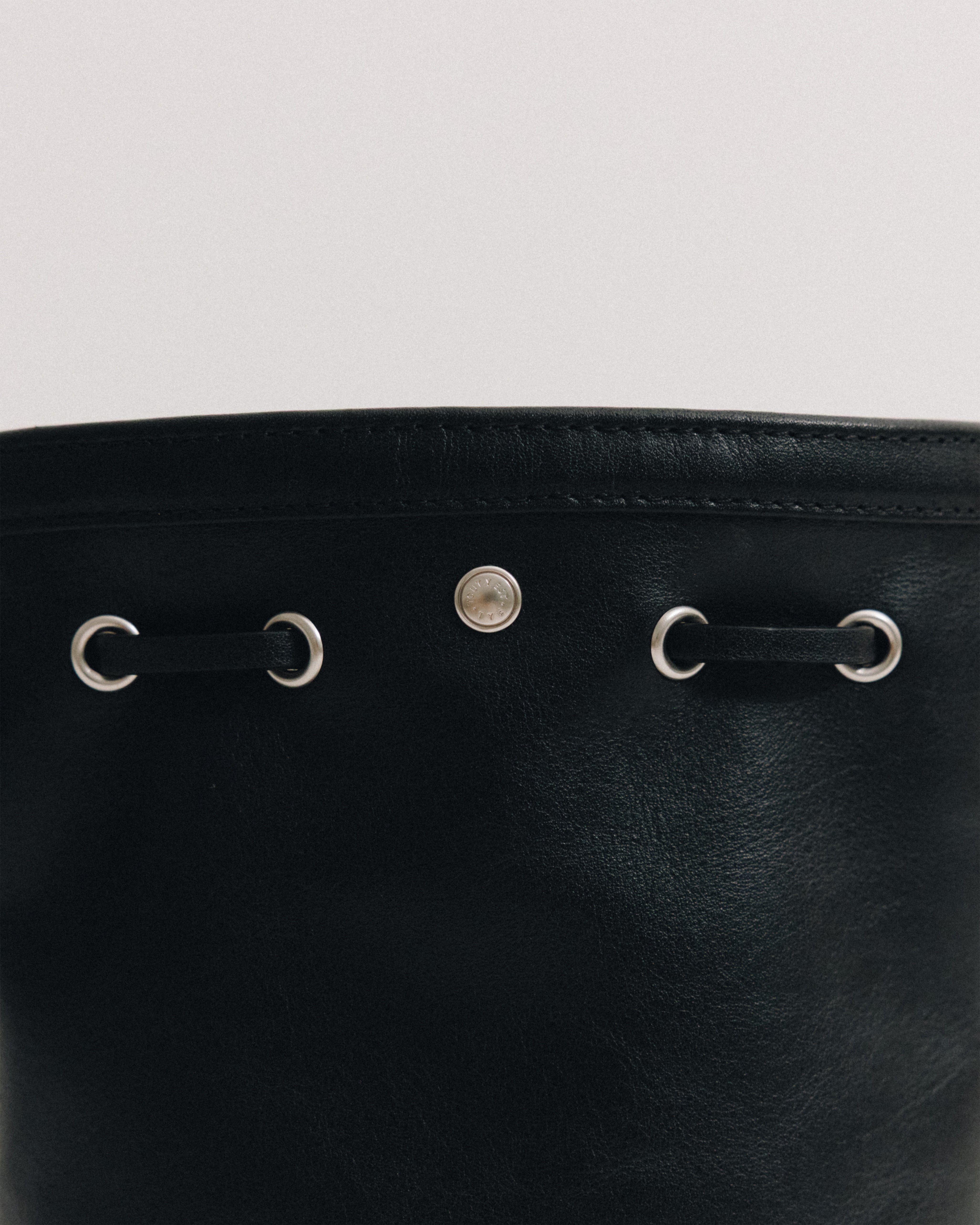 SAC COQUILLE BUCKET MINI SOFT BLACK – TOUT Y EST EN