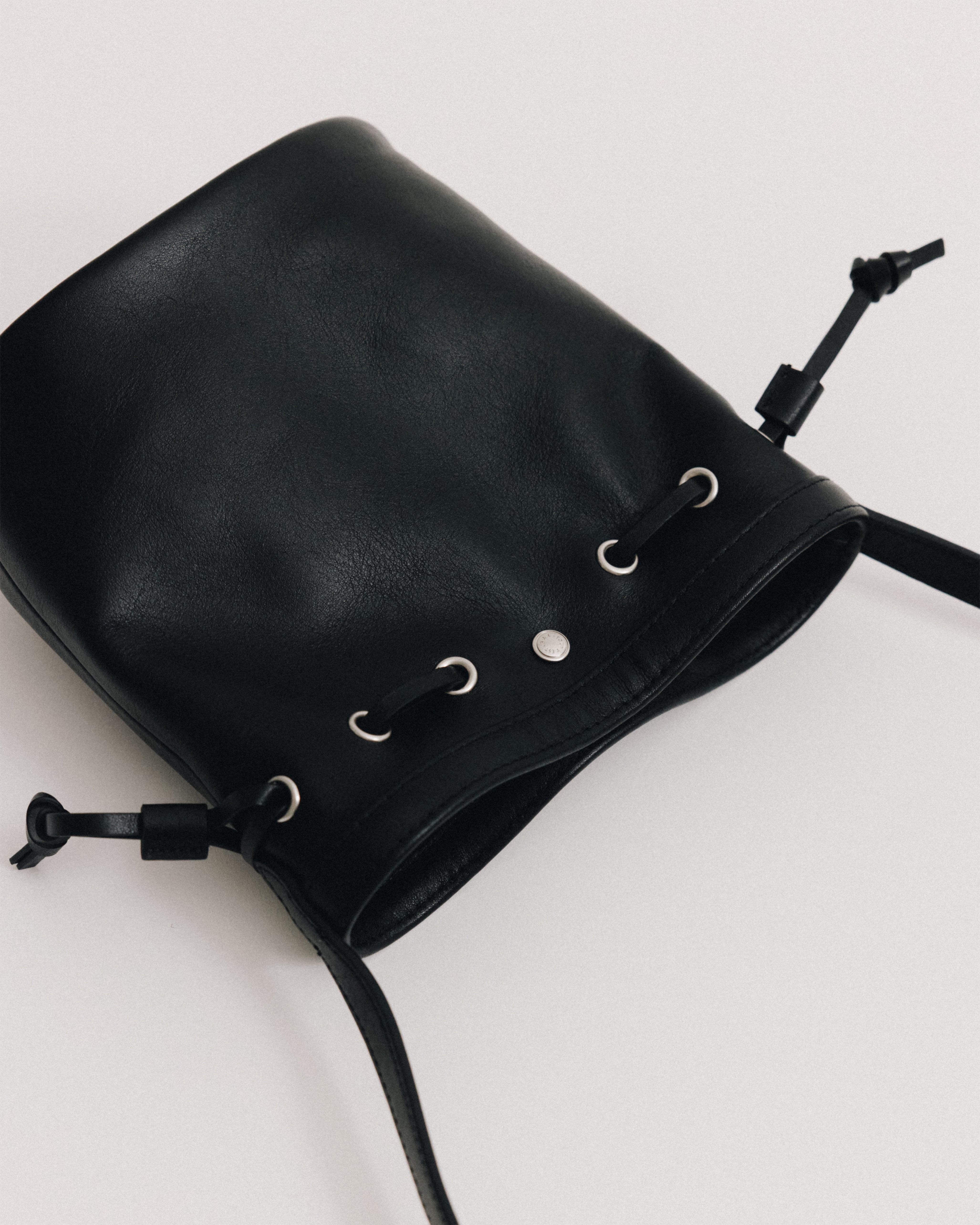 SAC COQUILLE BUCKET MINI SOFT BLACK – TOUT Y EST EN