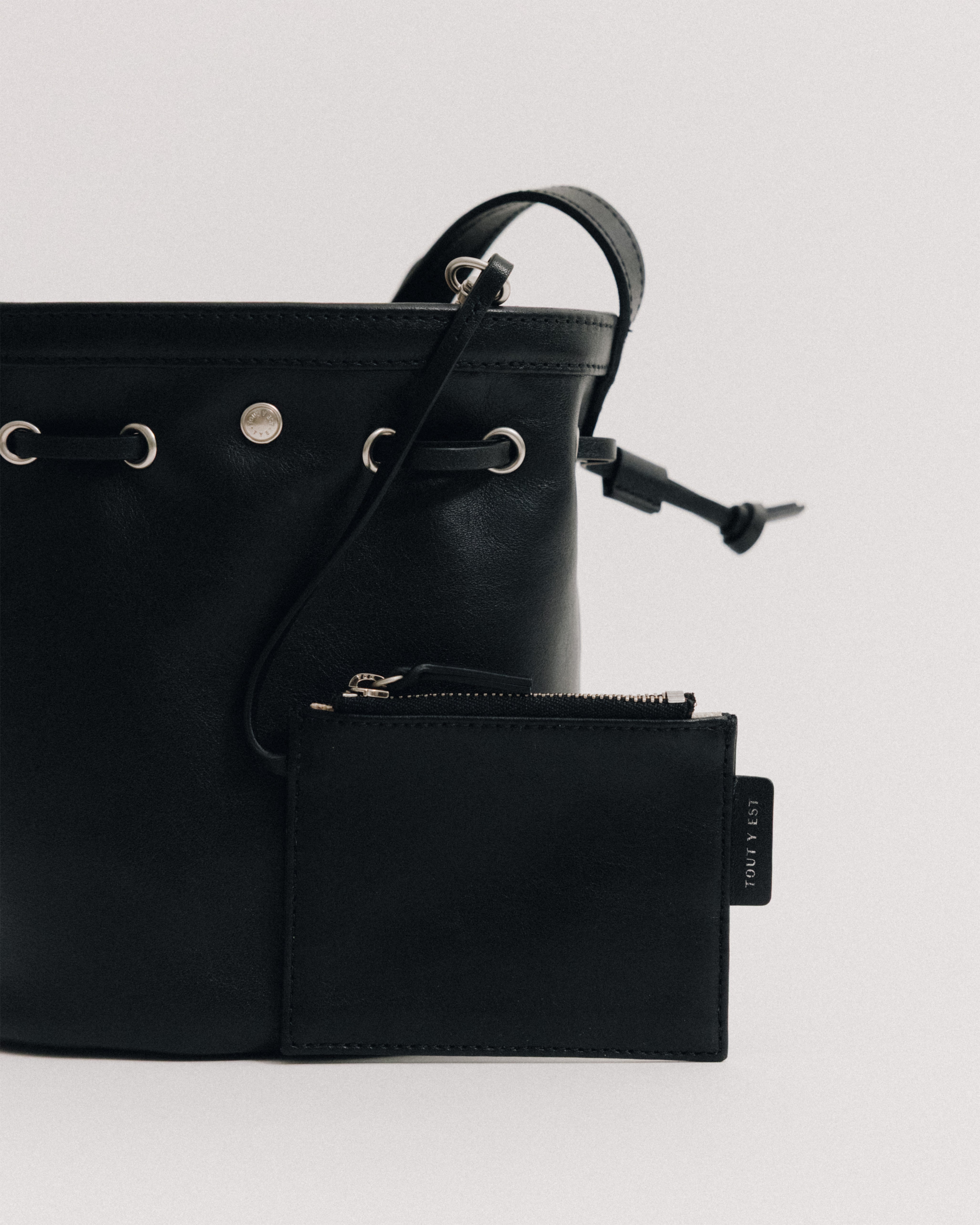 SAC COQUILLE BUCKET MINI SOFT BLACK – TOUT Y EST EN