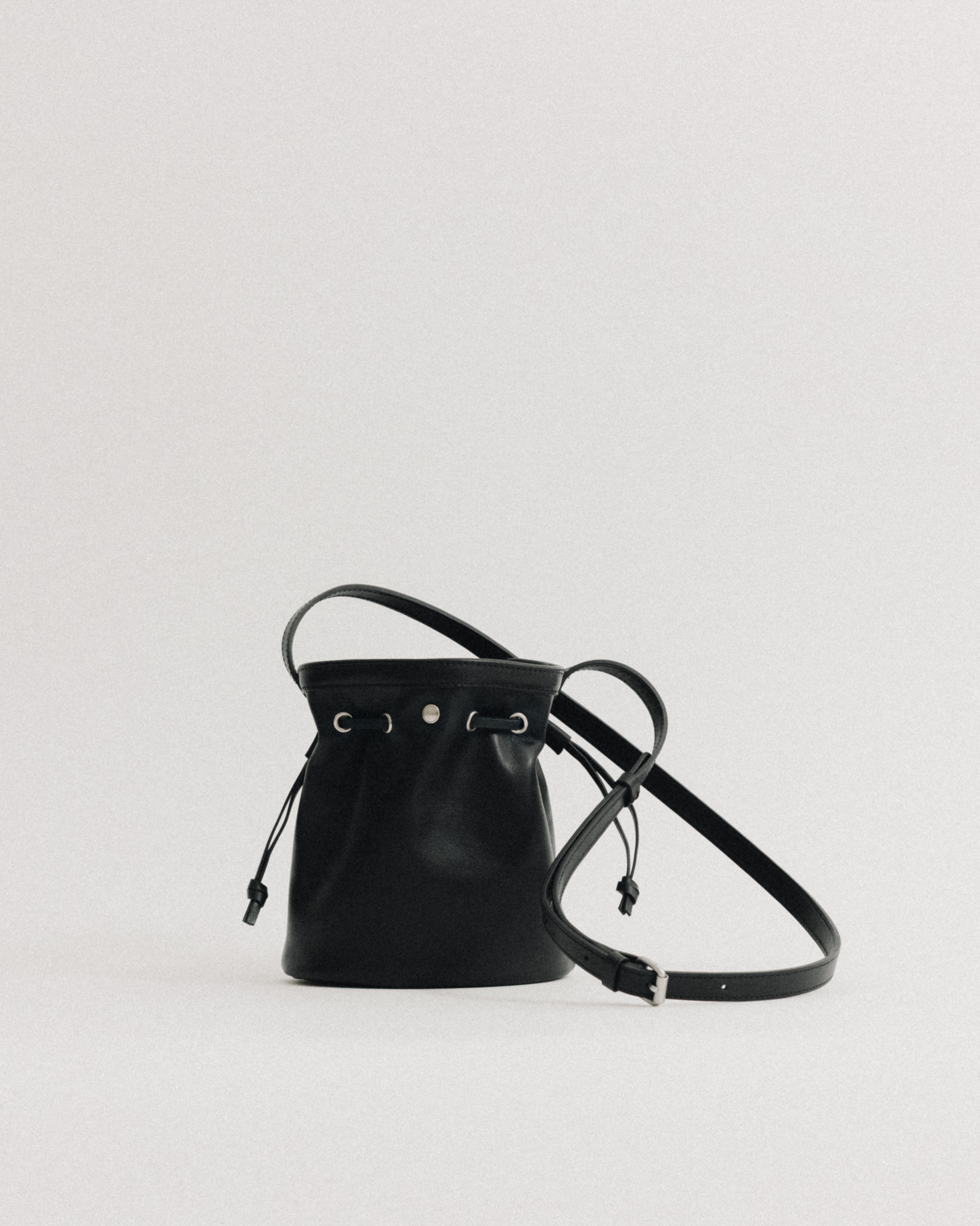 SAC COQUILLE BUCKET MINI SOFT BLACK – TOUT Y EST EN