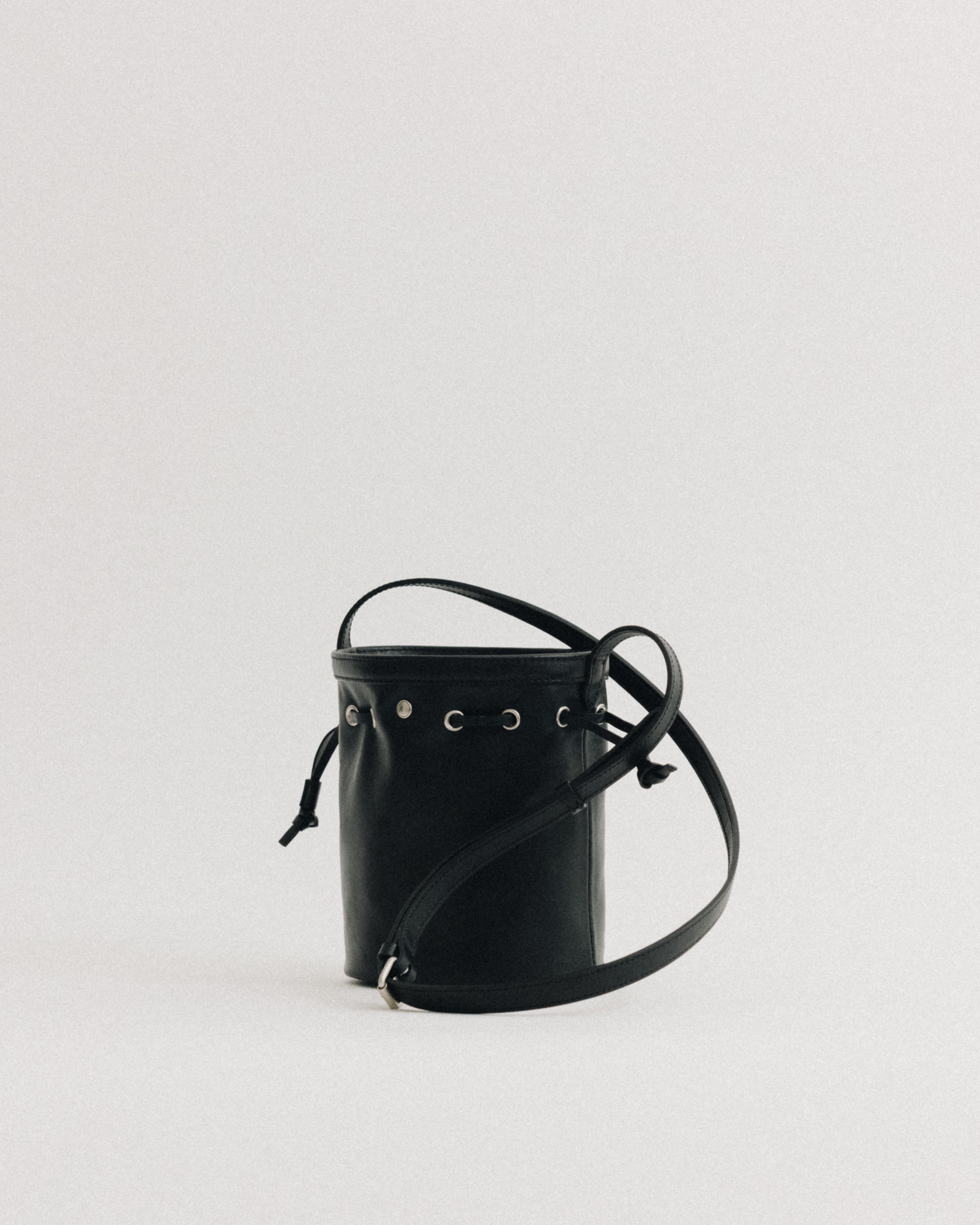 【TOUT Y EST】SAC COQUILLE MINI SAC COQUILLE BUCKET MINI SOFT BLACK – TOUT Y EST EN