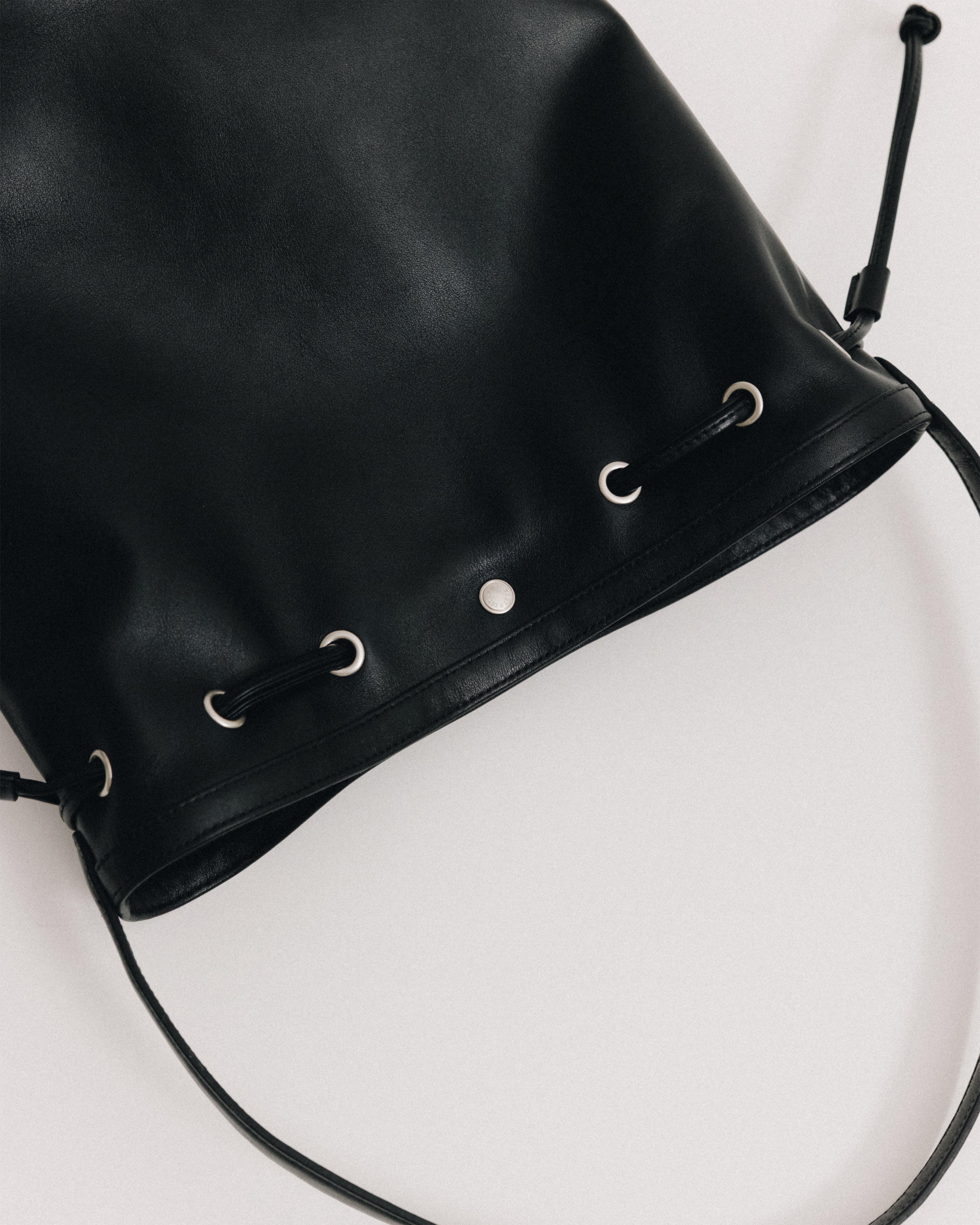 SAC COQUILLE BUCKET SOFT BLACK – TOUT Y EST EN