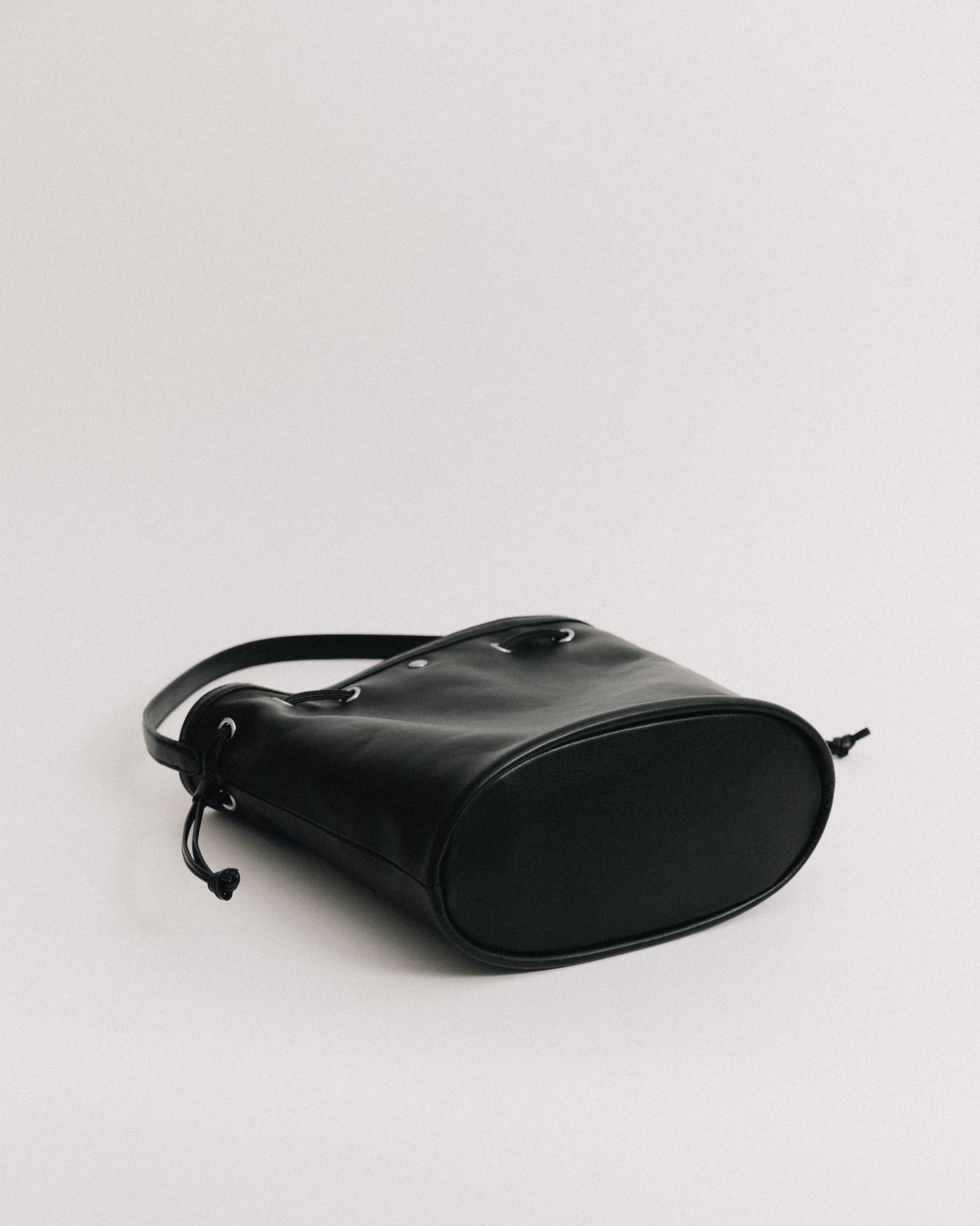 SAC COQUILLE BUCKET SOFT BLACK – TOUT Y EST EN