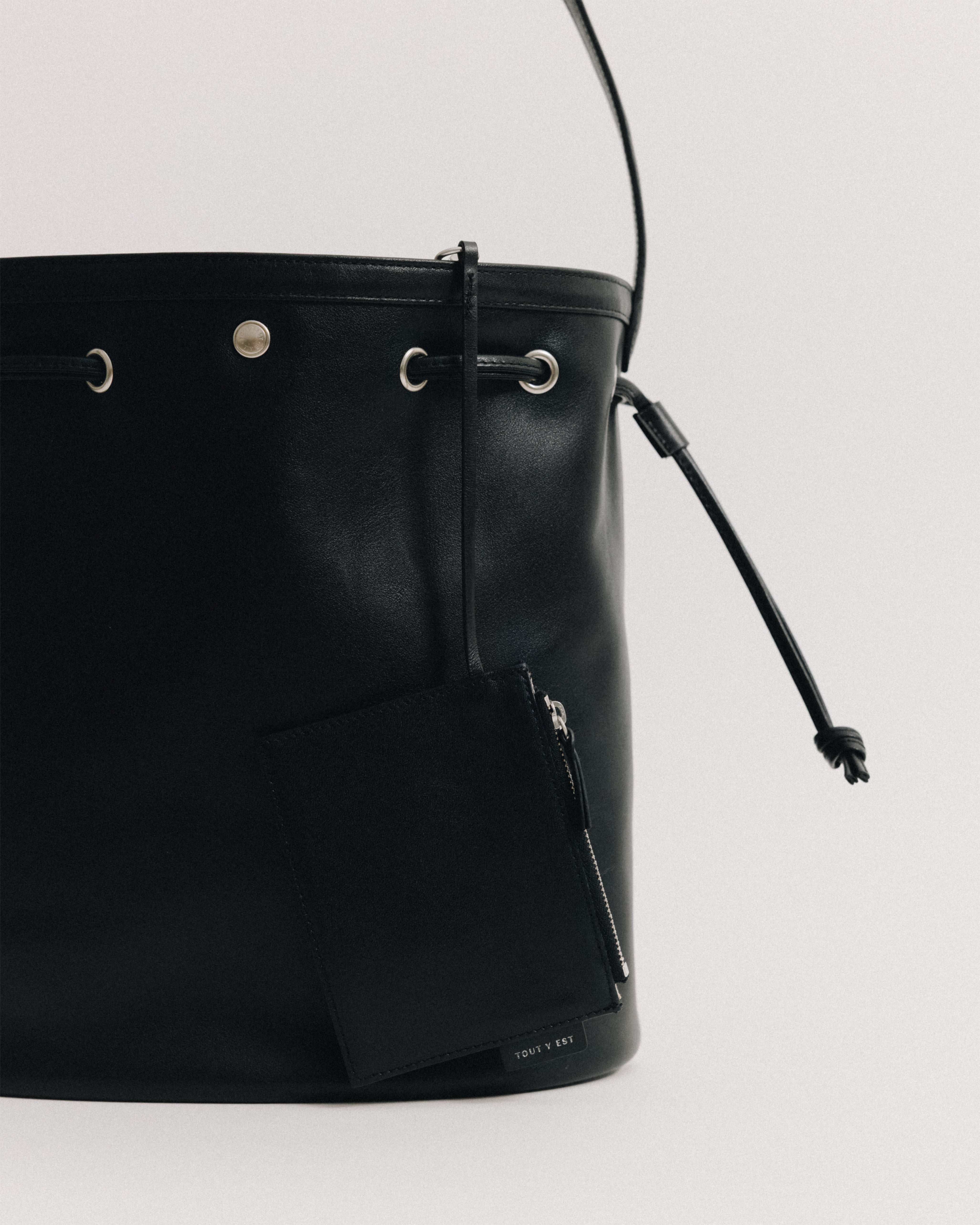 SAC COQUILLE BUCKET SOFT BLACK – TOUT Y EST EN