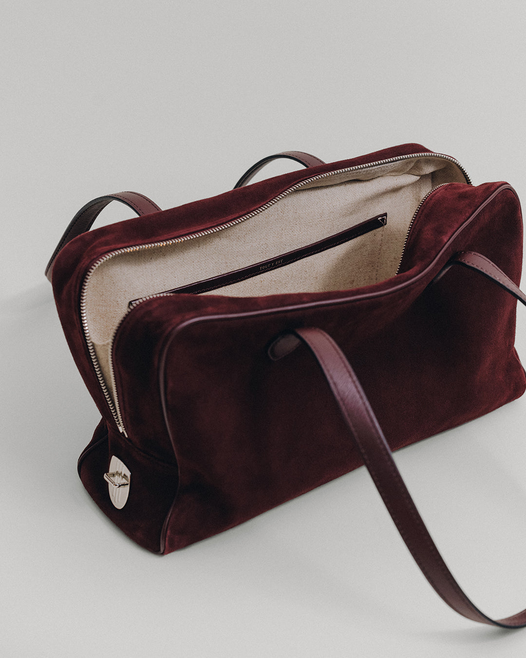 SAC LOQUET SUEDE BURGUNDY – TOUT Y EST EN