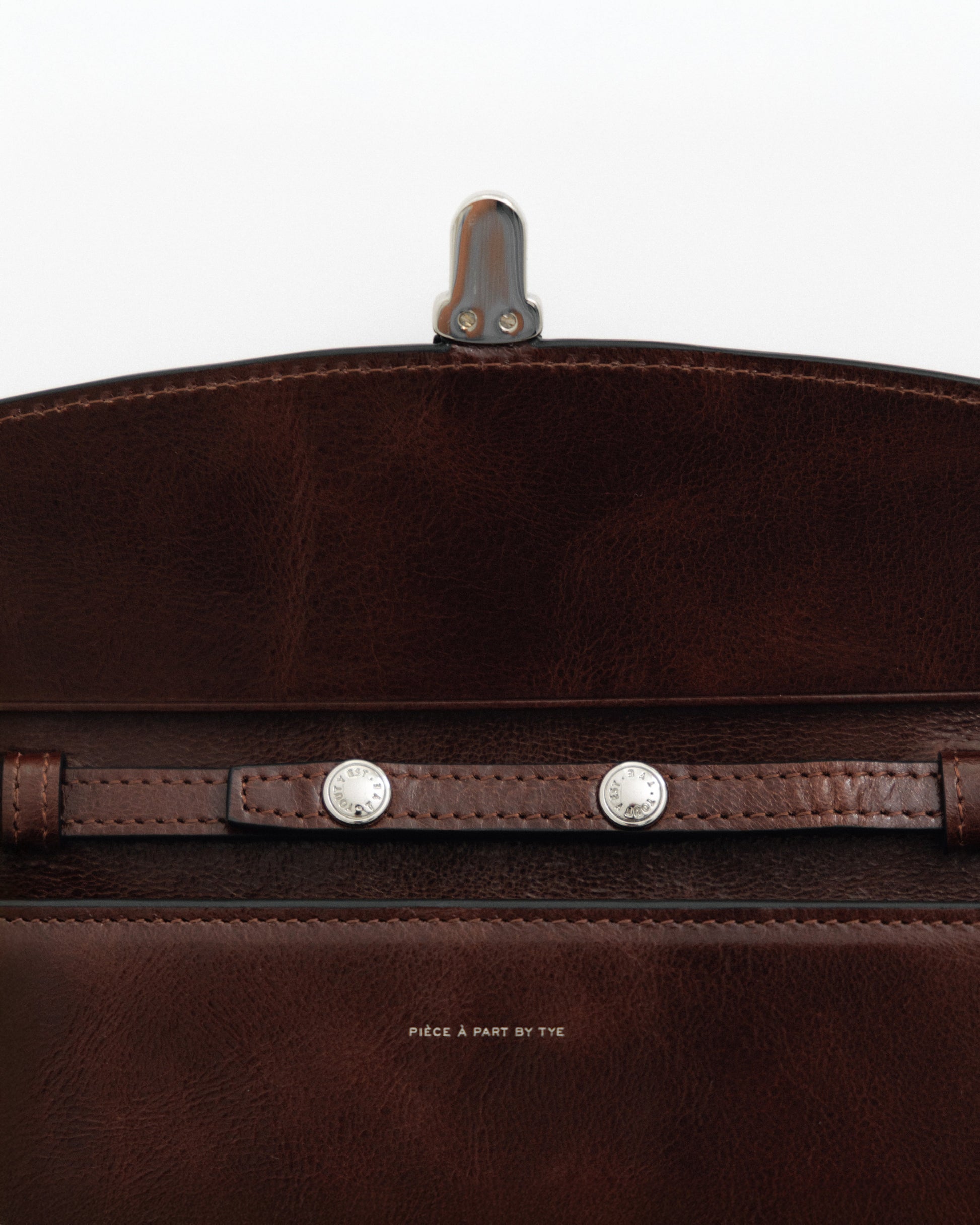 PORTE CARTES LOQUET ÉPAULE BROWN