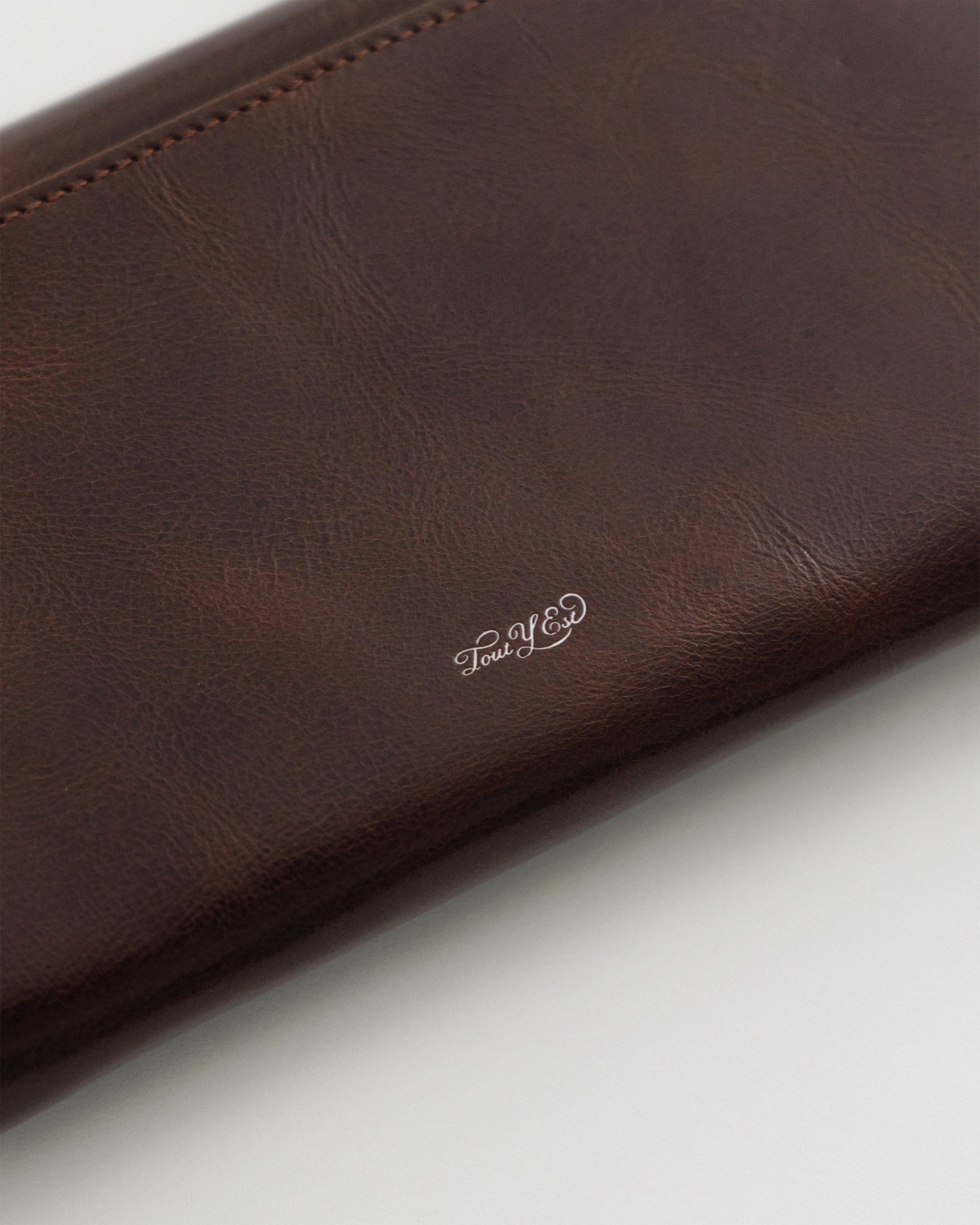 PORTE CARTES LOQUET ÉPAULE BROWN