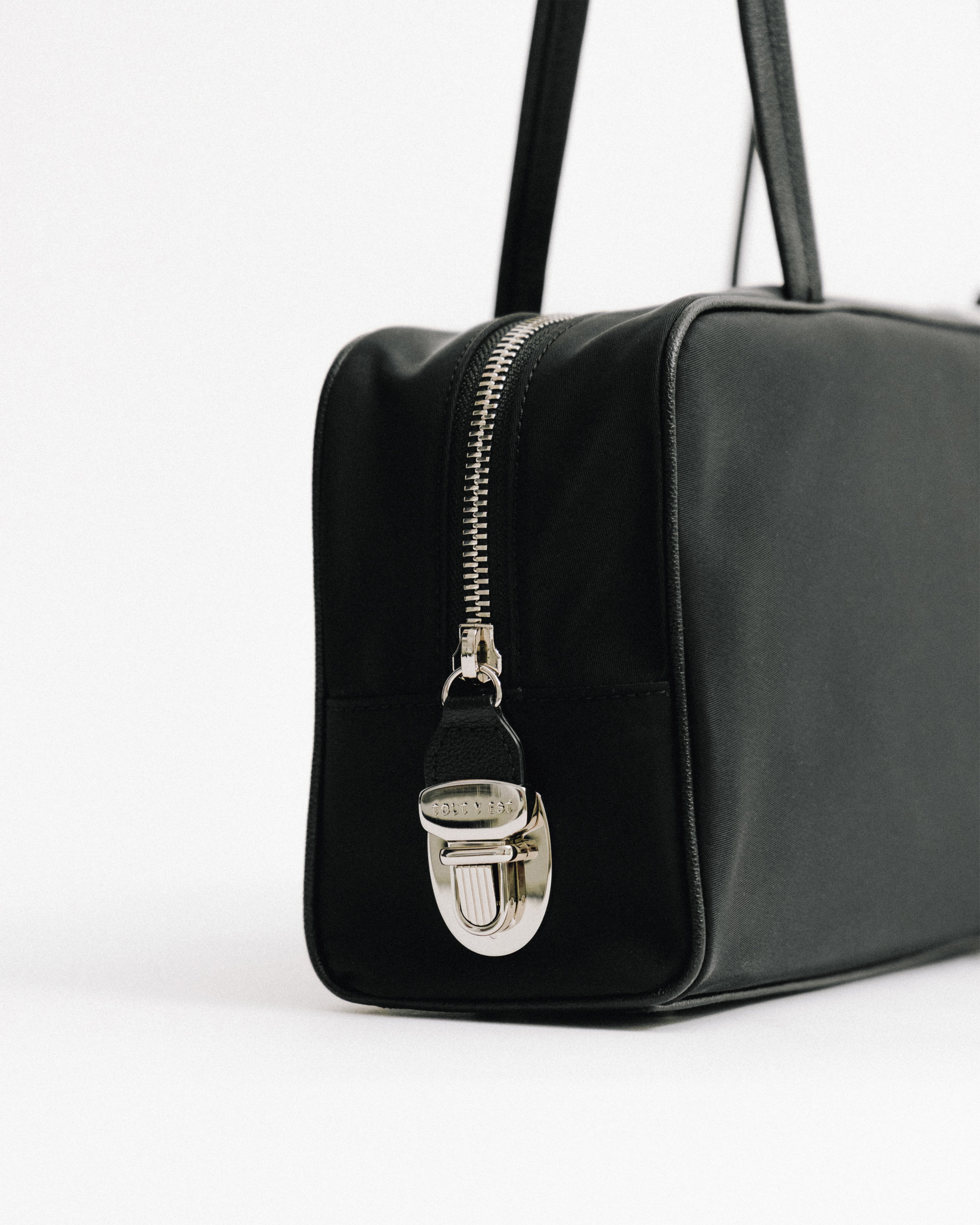 美品 TOUT Y EST LOQUET NYLON SMALL トートバッグ SAC LOQUET NYLON SMALL BLACK – TOUT Y EST EN