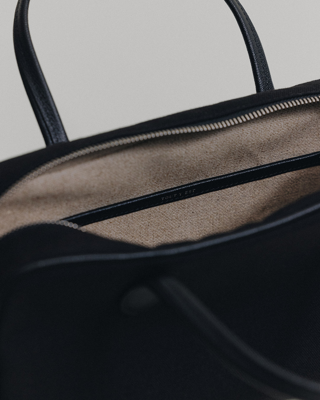 TOUT Y EST SAC LOQUET TOILE SMALL トゥティエ SAC LOQUET TOILE SMALL BLACK – TOUT Y EST EN