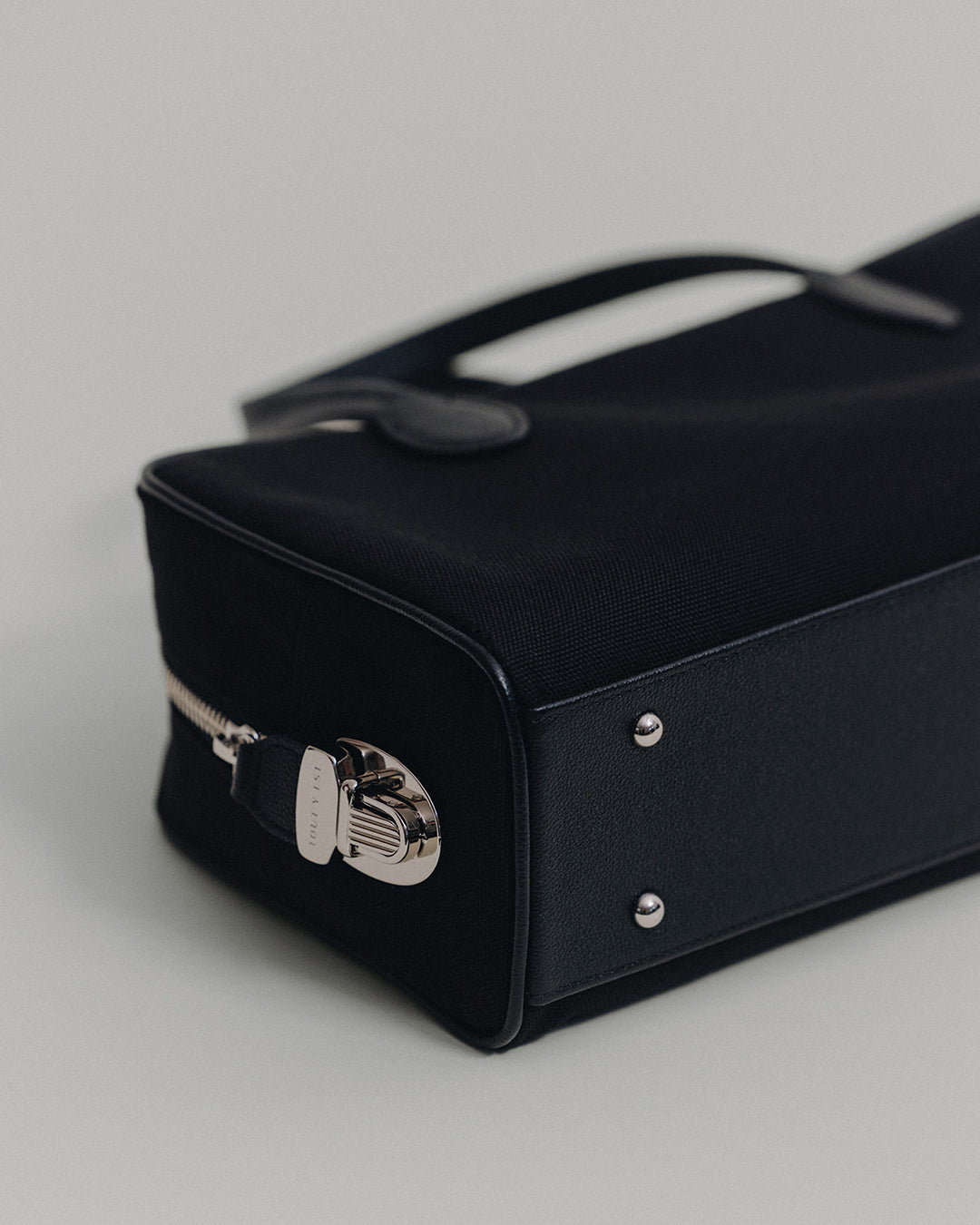 TOUT Y EST SAC LOQUET TOILE SMALL トゥティエ SAC LOQUET TOILE SMALL BLACK – TOUT Y EST EN