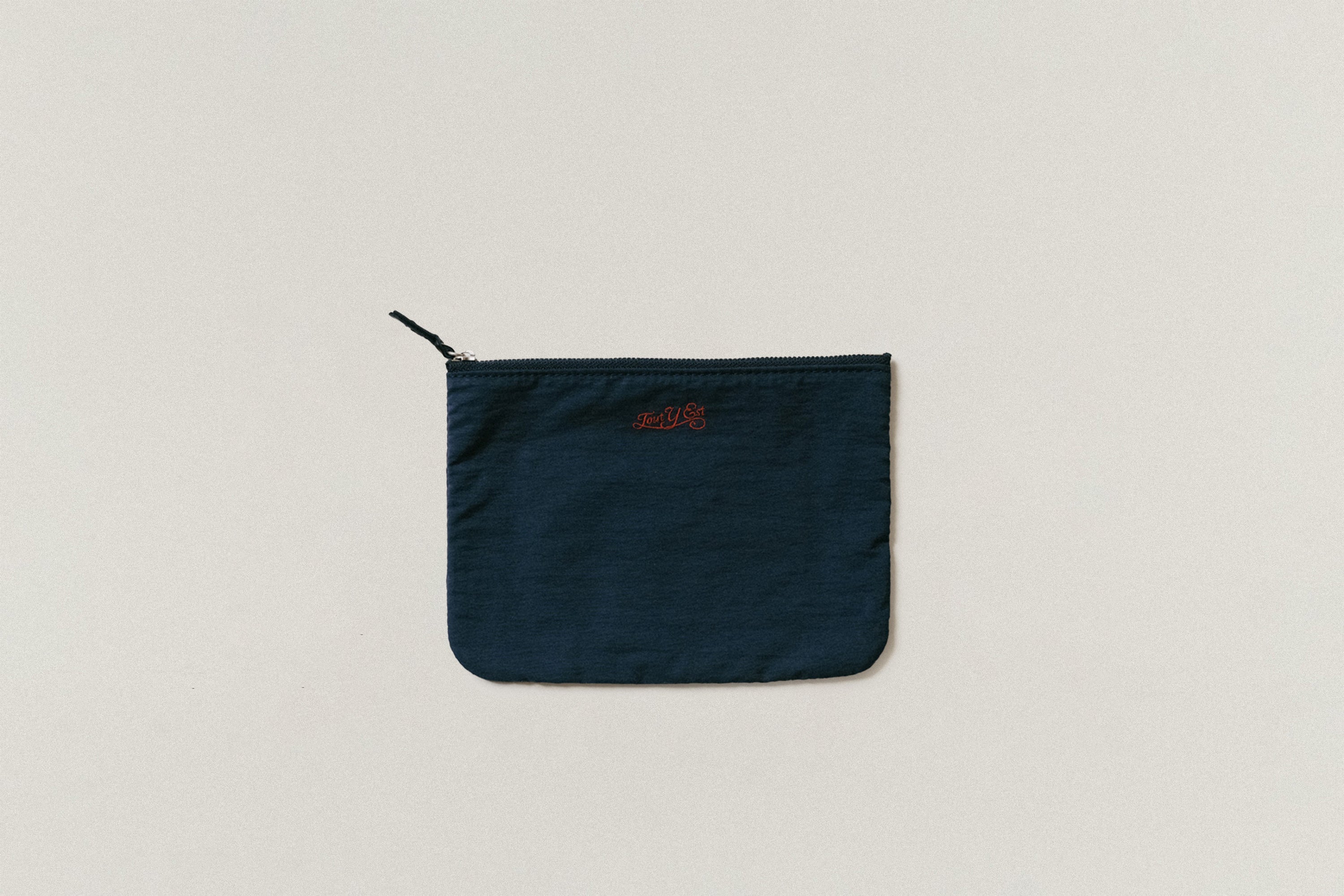 POUCH – TOUT Y EST EN