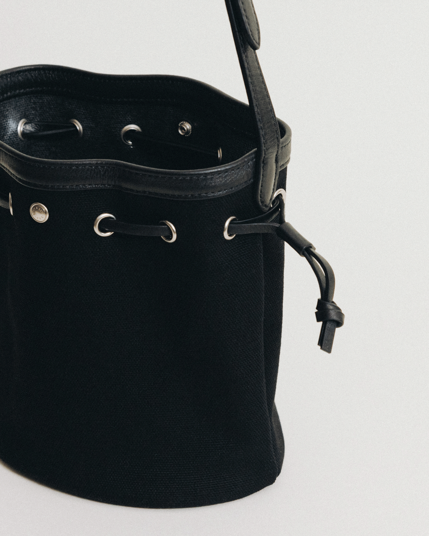 SAC COQUILLE BUCKET MINI BLACK – TOUT Y EST EN