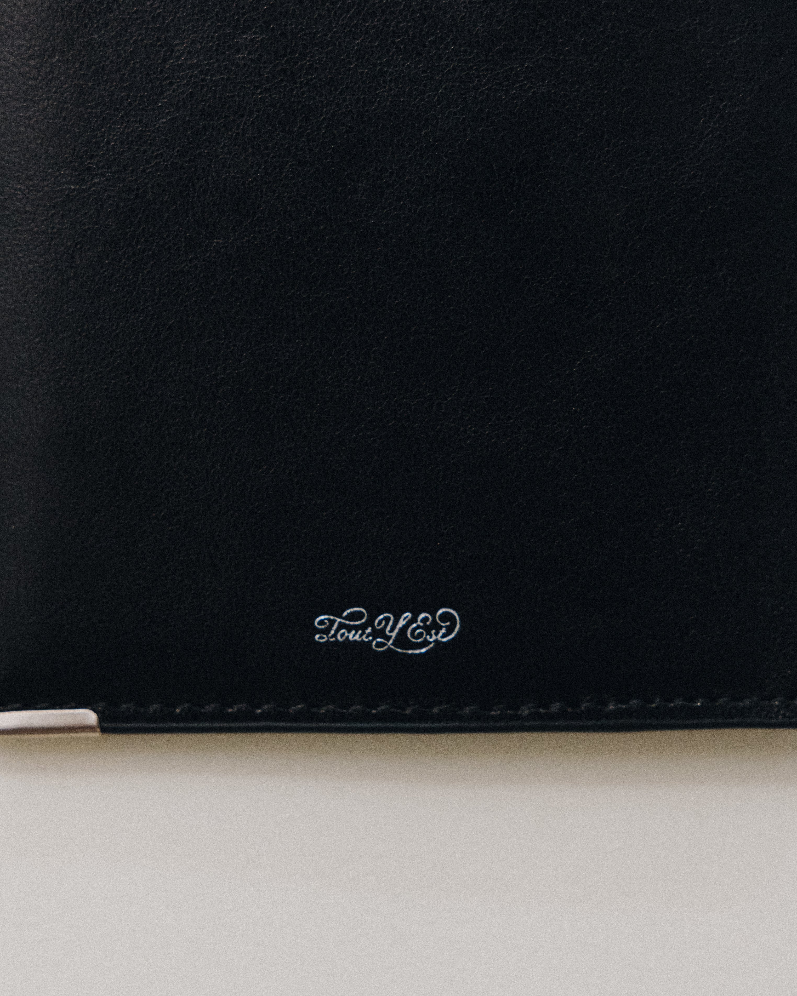 VOYAGE COUVERTURE BLACK – TOUT Y EST EN