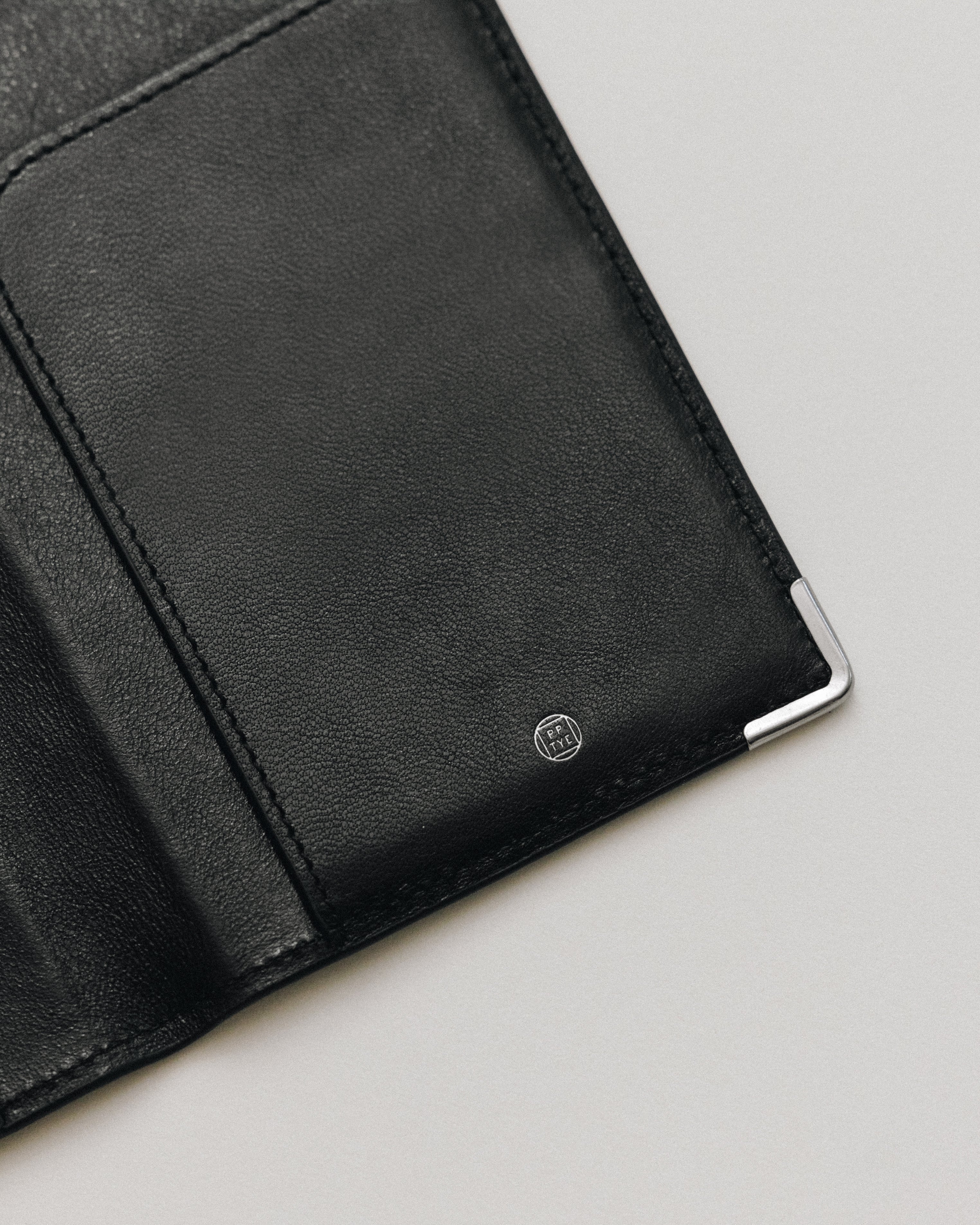 VOYAGE COUVERTURE BLACK – TOUT Y EST EN
