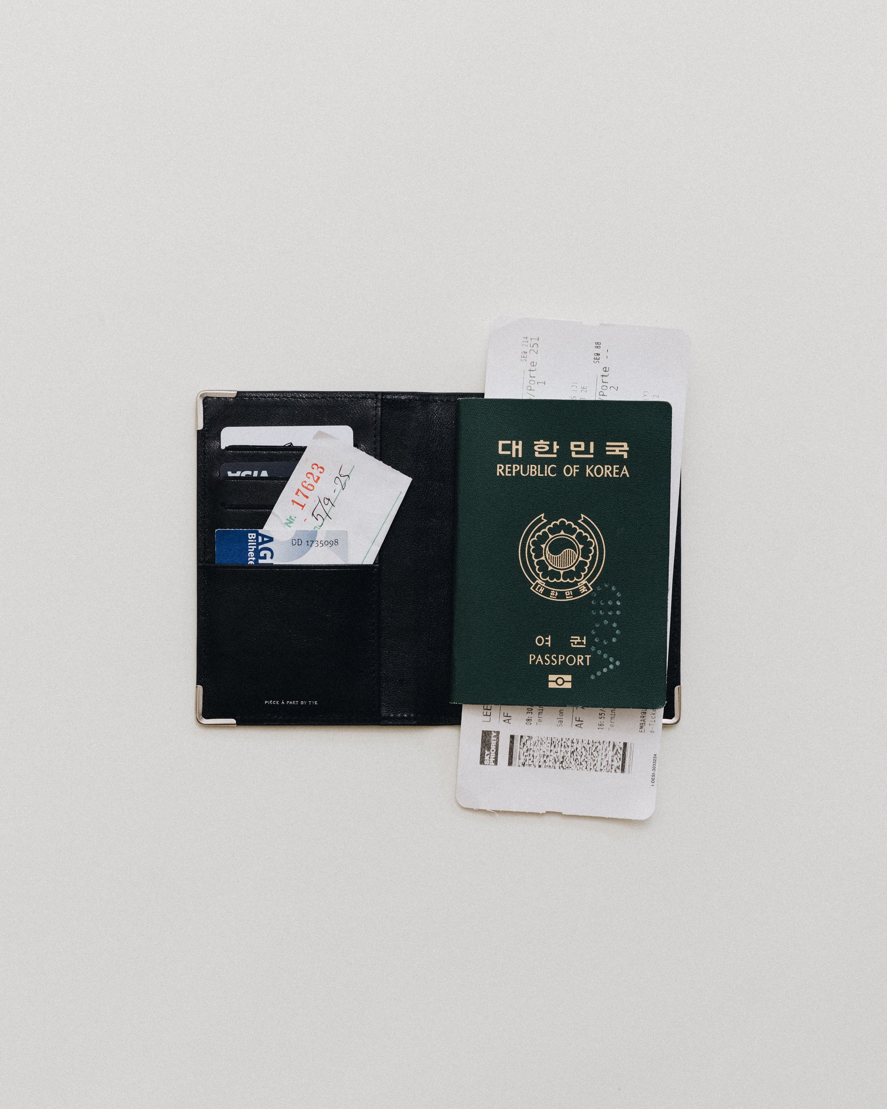 TOUT Y EST トラベルカバー パスポートケース VOYAGE COUVERTURE BLACK – TOUT Y EST EN