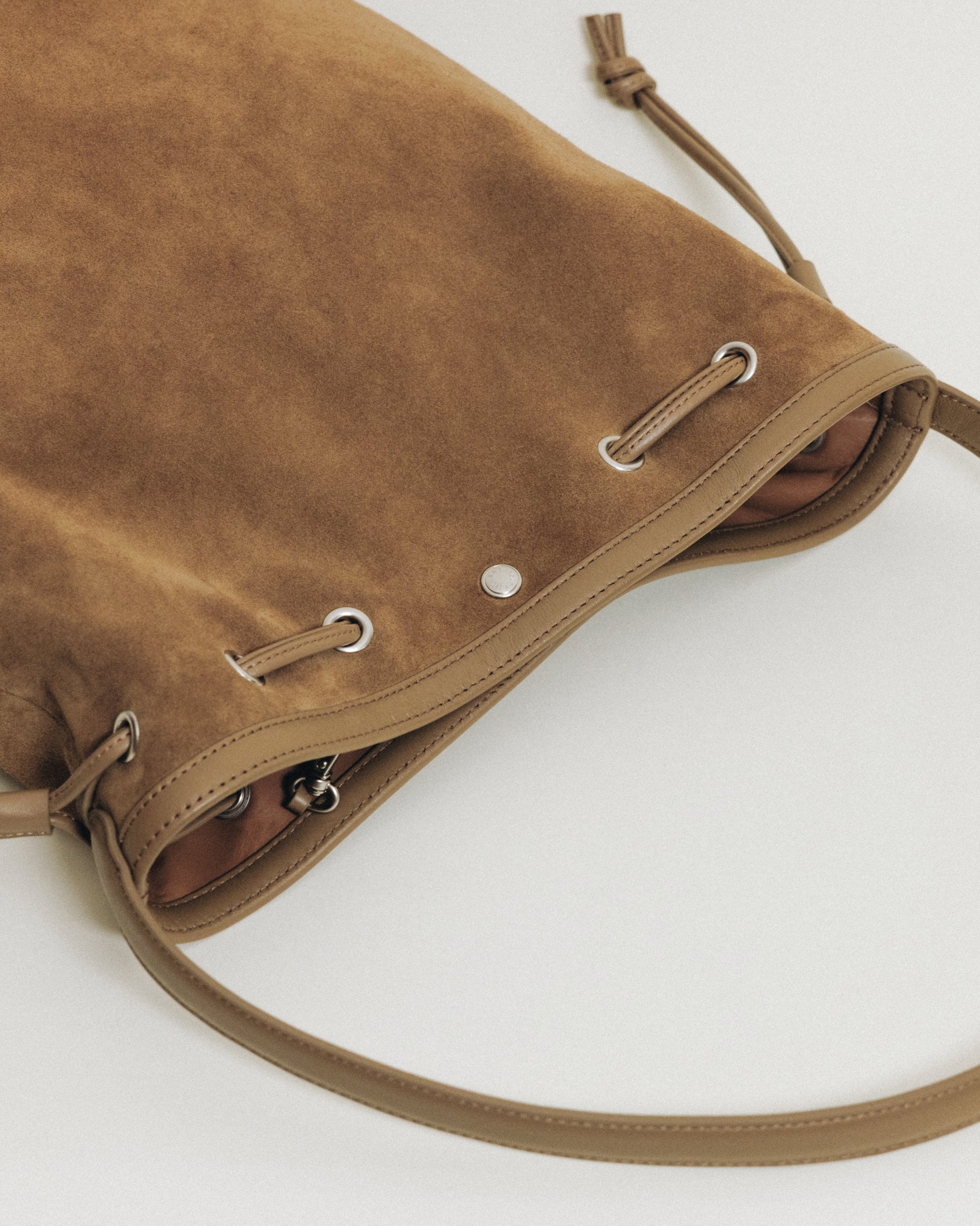 SAC COQUILLE BUCKET SUEDE BEIGE