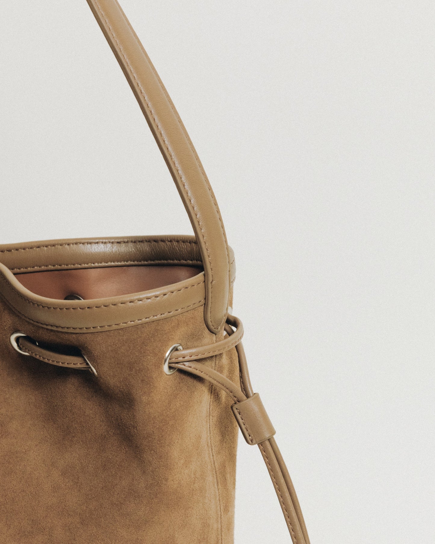 SAC COQUILLE BUCKET SUEDE BEIGE