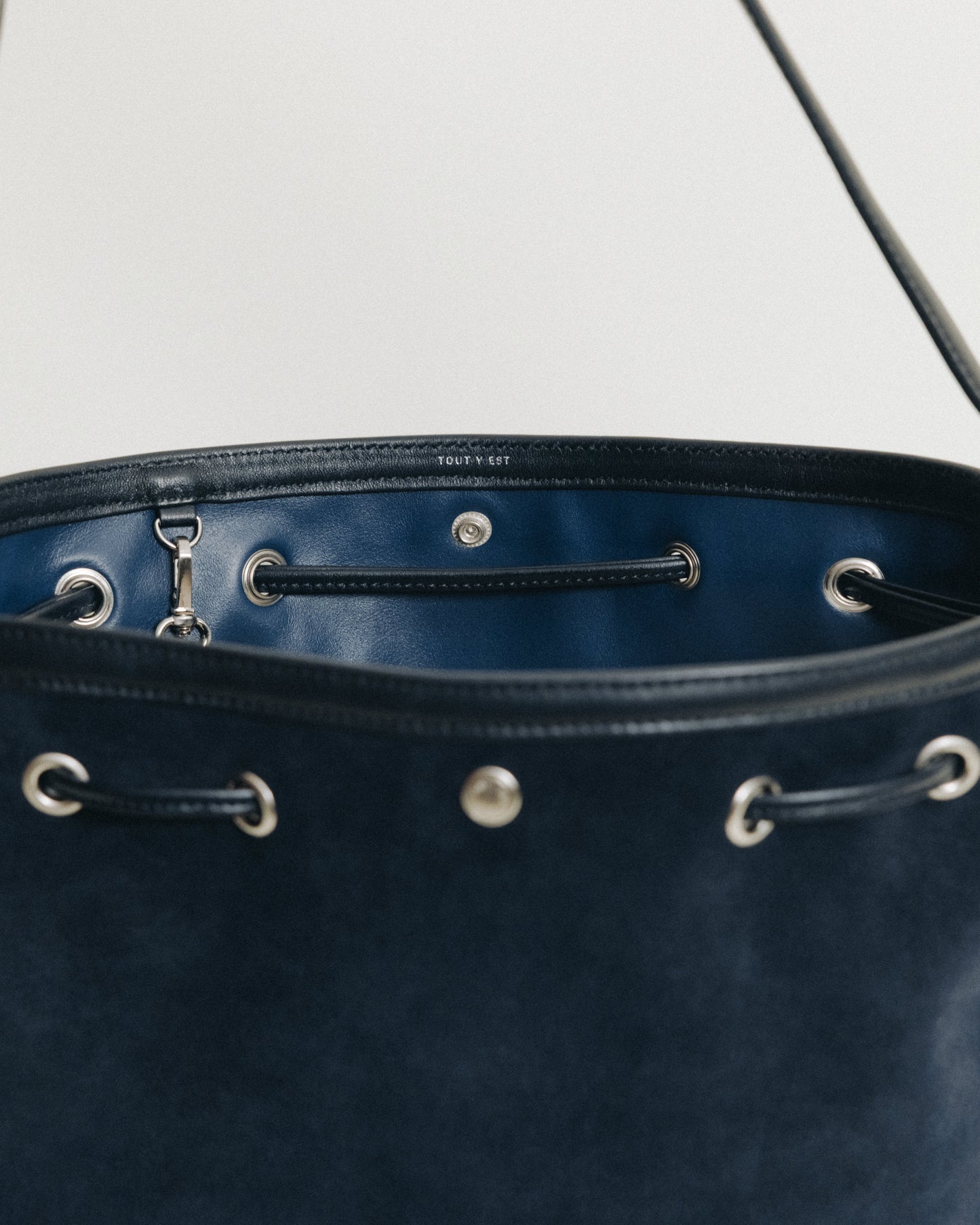 SAC COQUILLE BUCKET SUEDE NAVY