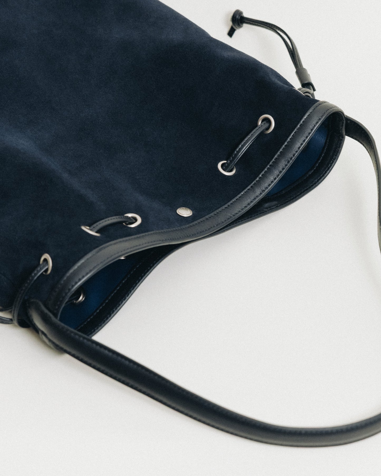 SAC COQUILLE BUCKET SUEDE NAVY