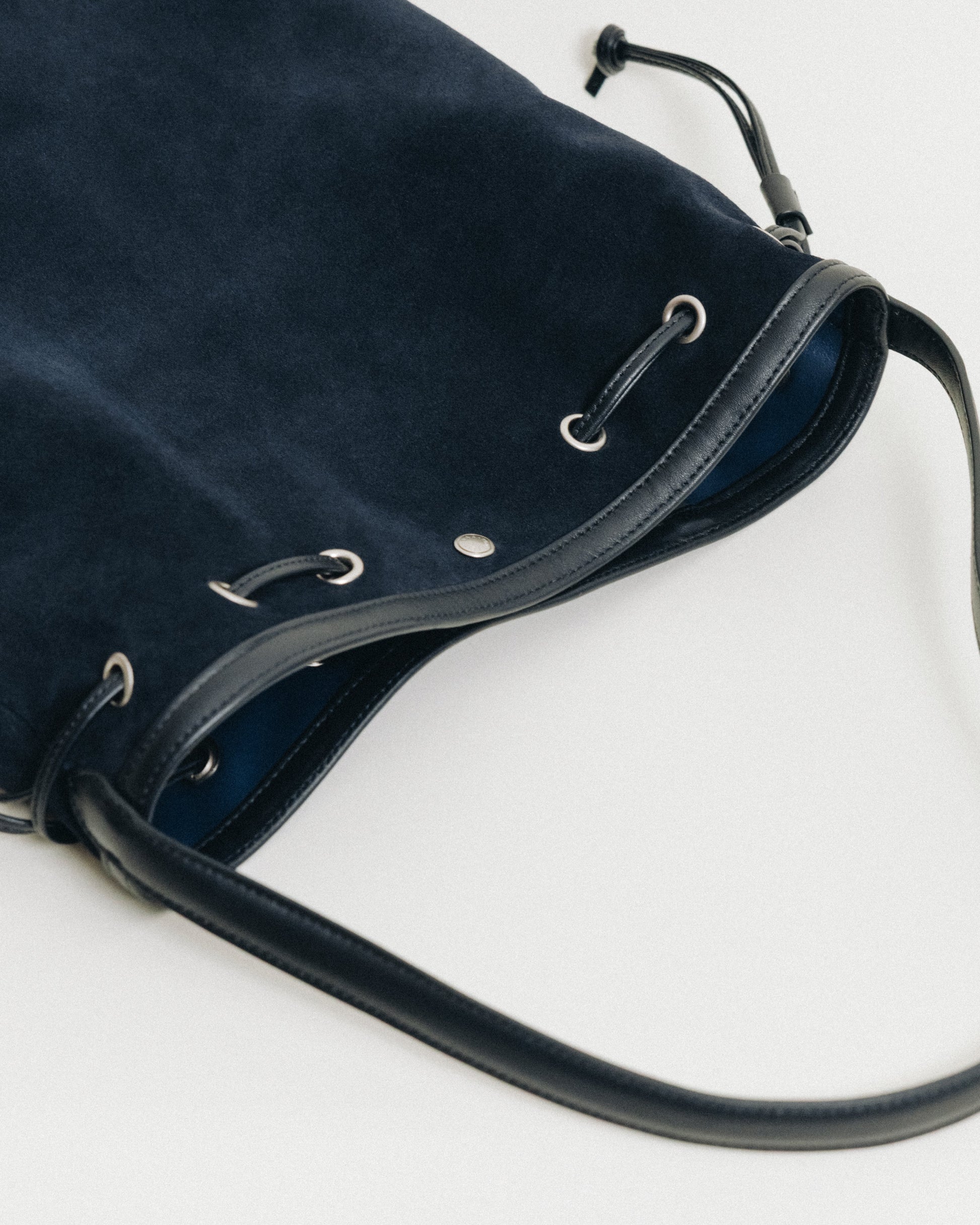 SAC COQUILLE BUCKET SUEDE NAVY