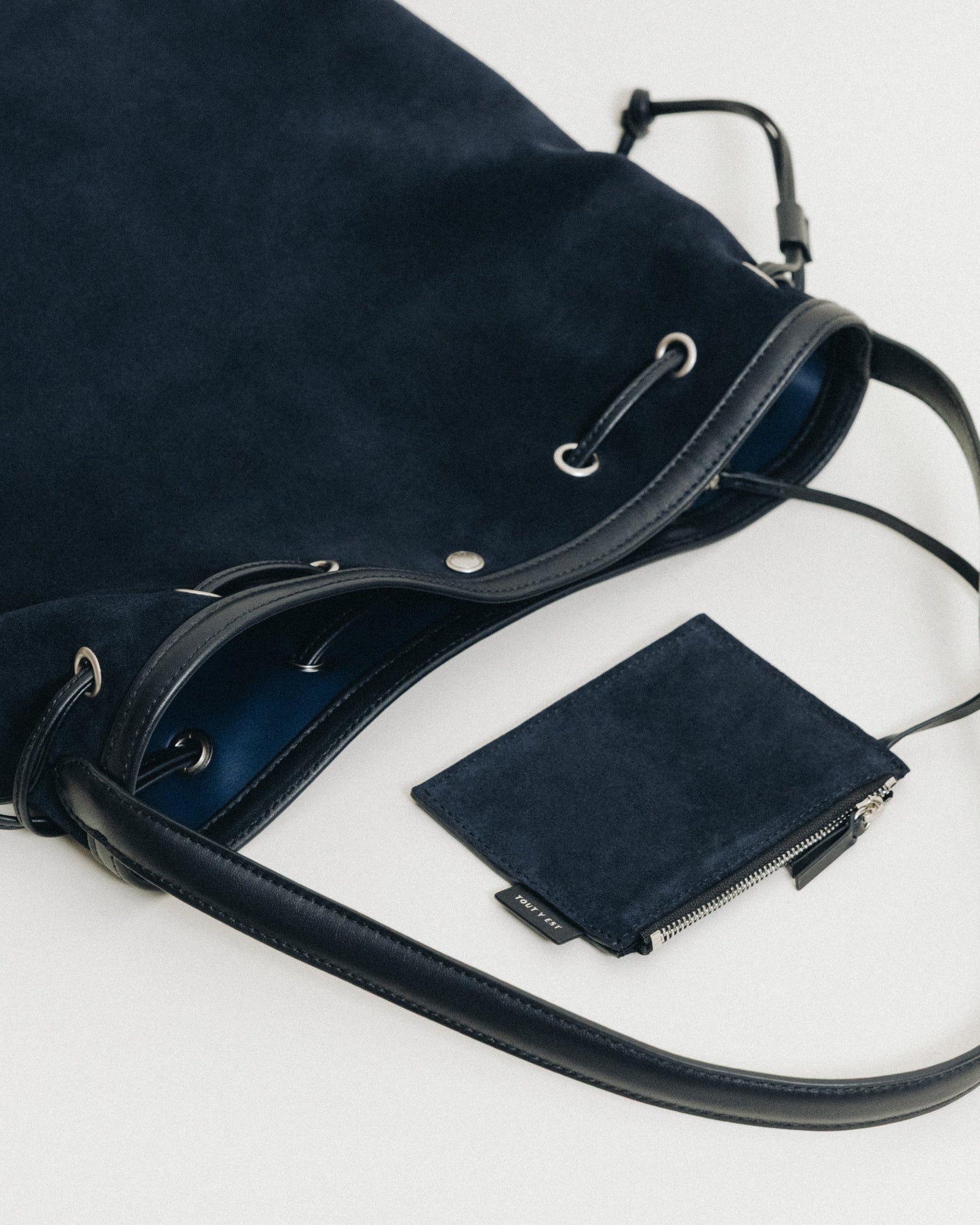 SAC COQUILLE BUCKET SUEDE NAVY