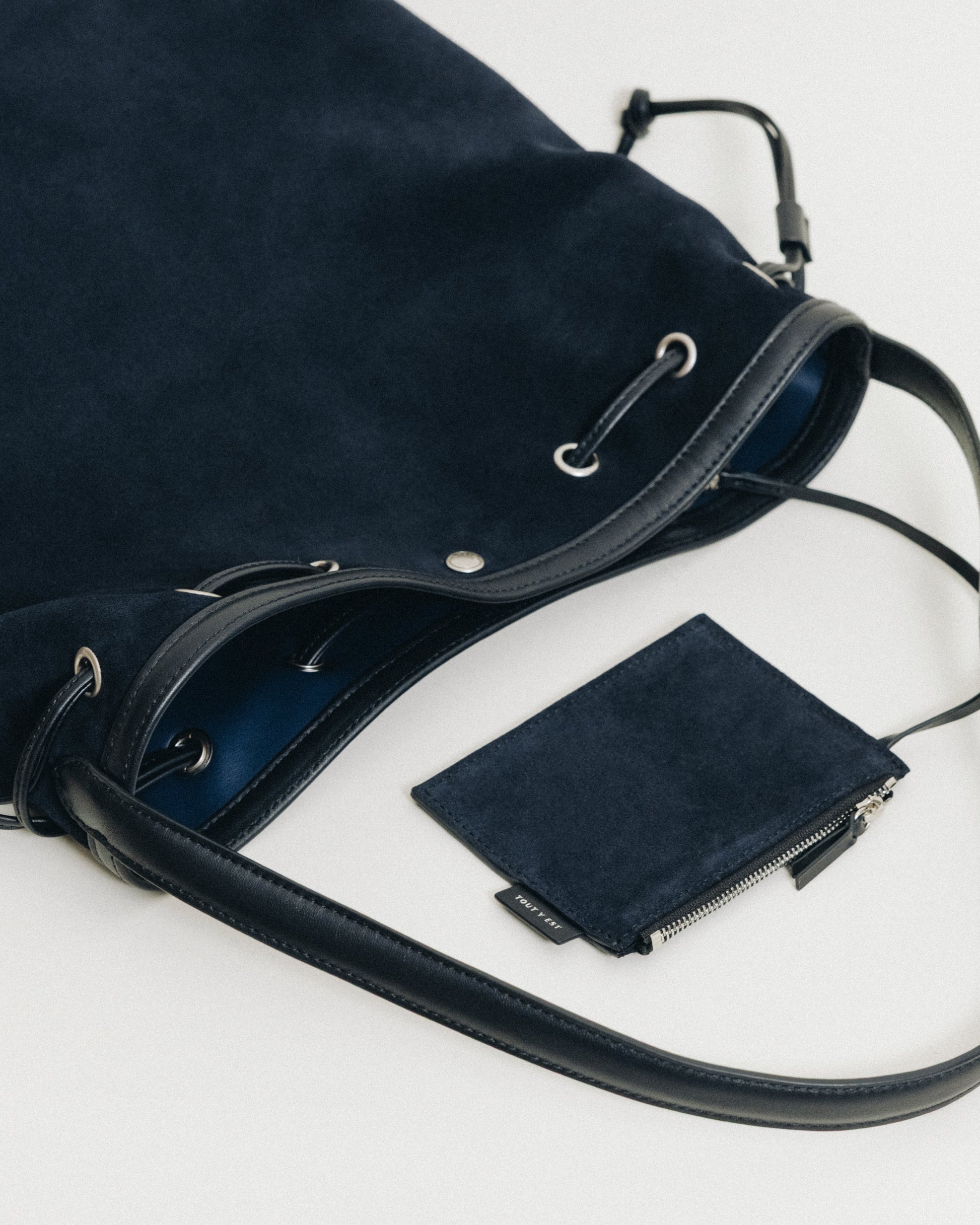 SAC COQUILLE BUCKET SUEDE NAVY