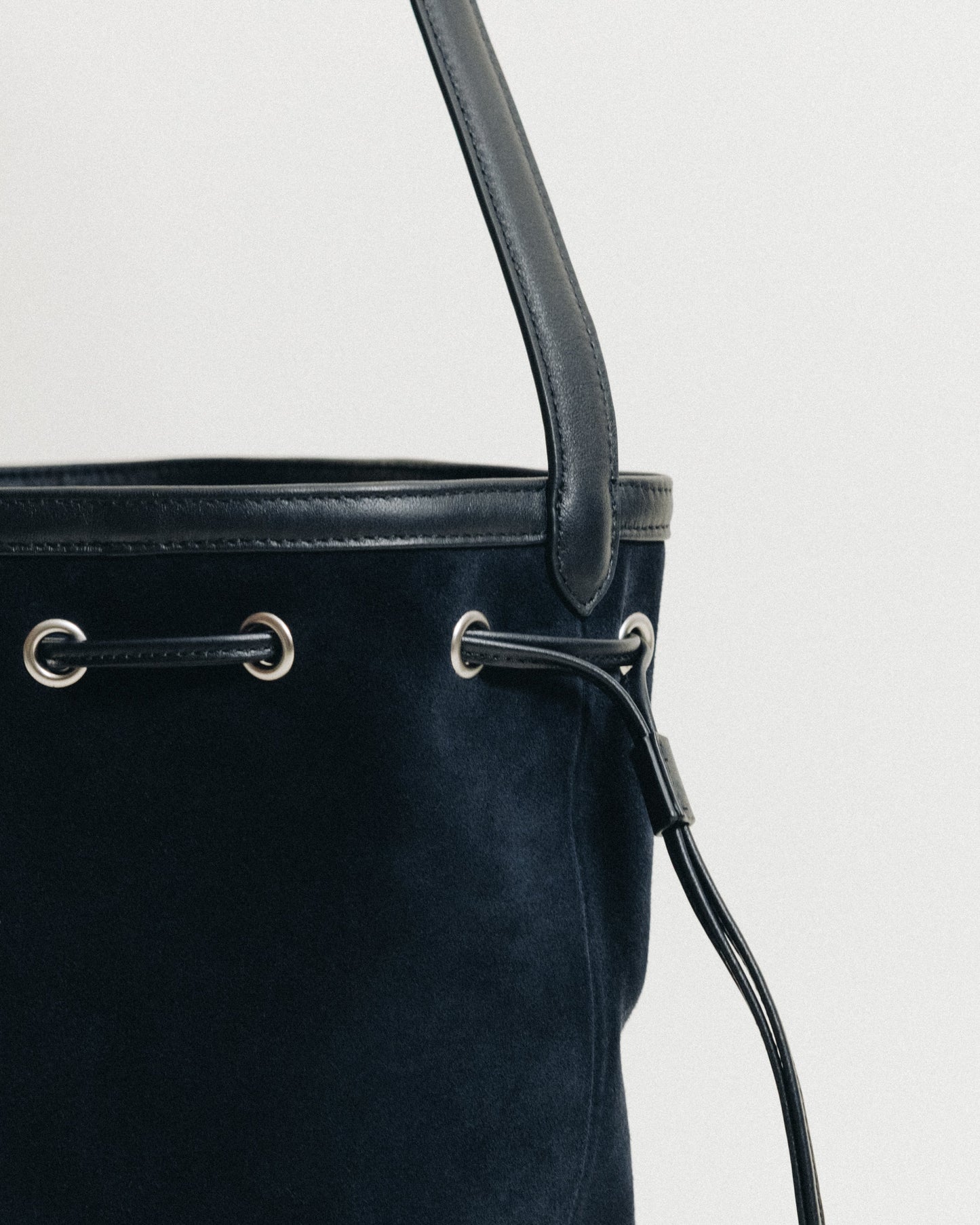 SAC COQUILLE BUCKET SUEDE NAVY