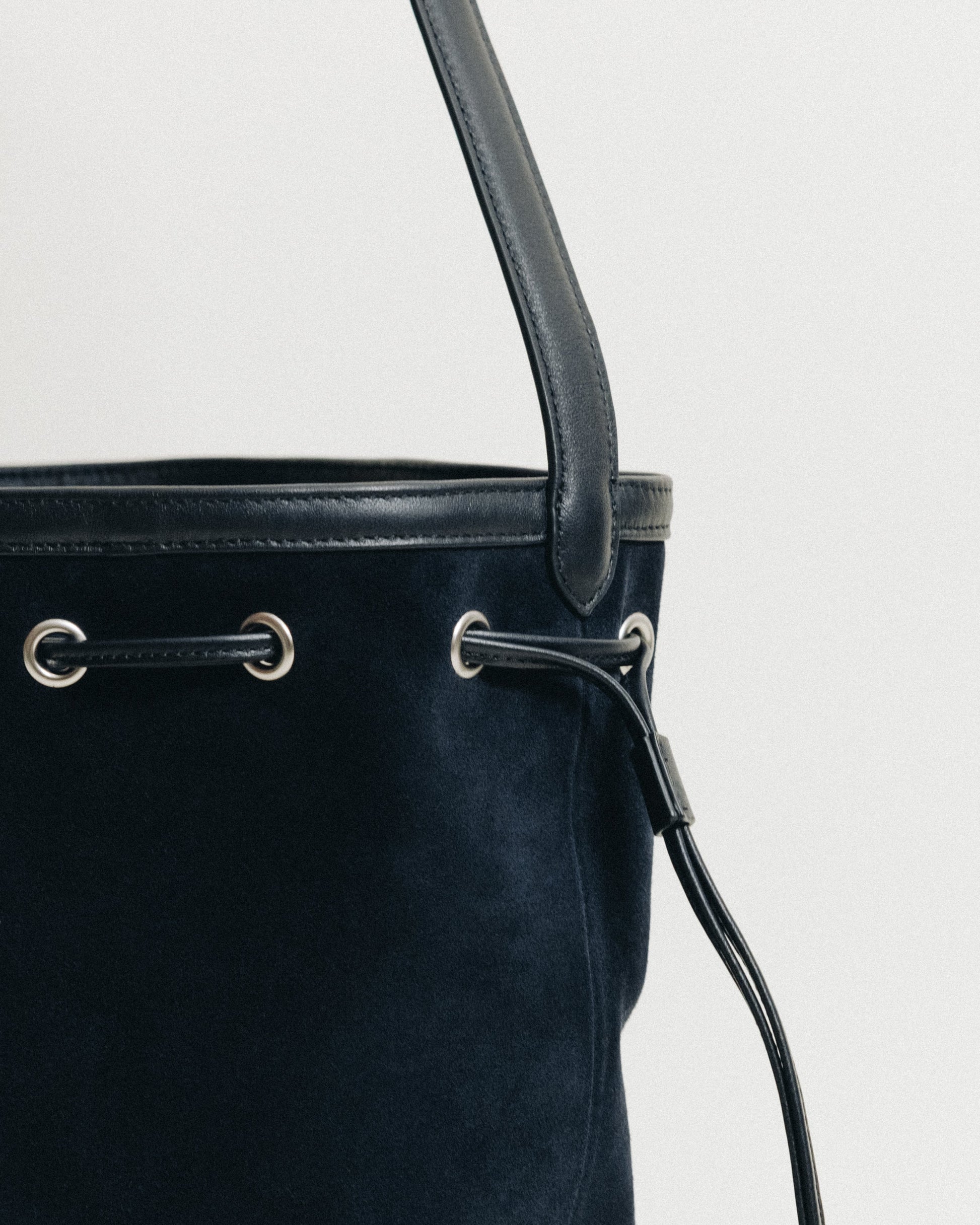 SAC COQUILLE BUCKET SUEDE NAVY